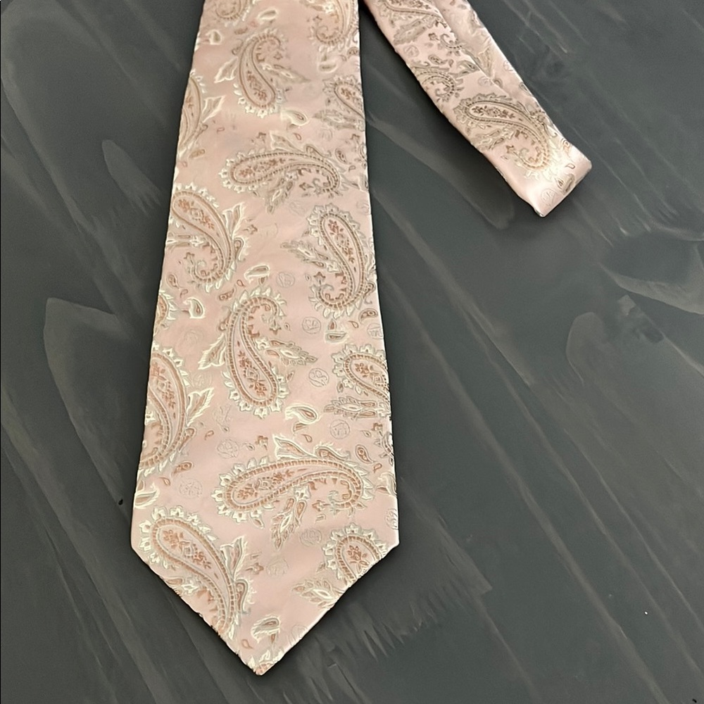 Sean John 100% silk Dusty Rose Paisley Tie for Formal Occasions